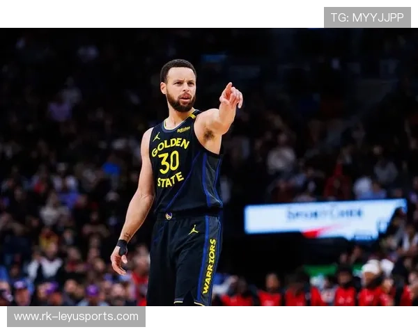 2021年季后赛，库里的每一场远投都成为比赛的“焦点”，数场比赛投中五个以上三分球